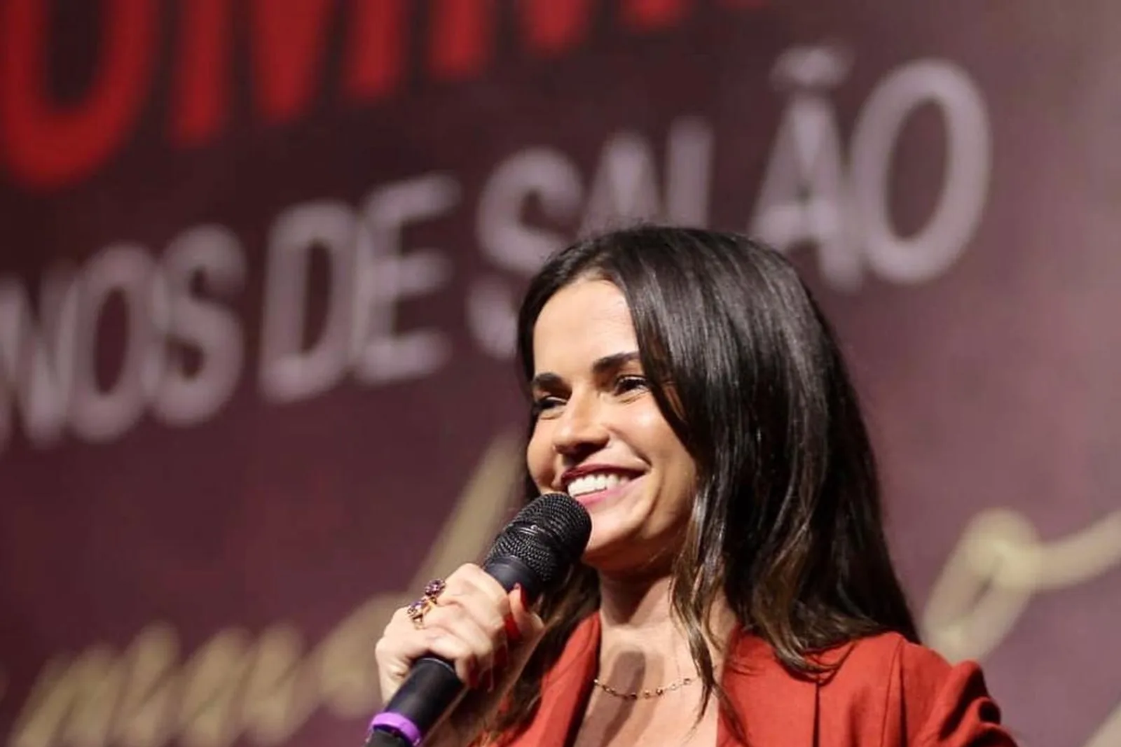 Dra. Dani Venâncio palestrando sobre gestão de negócios de beleza